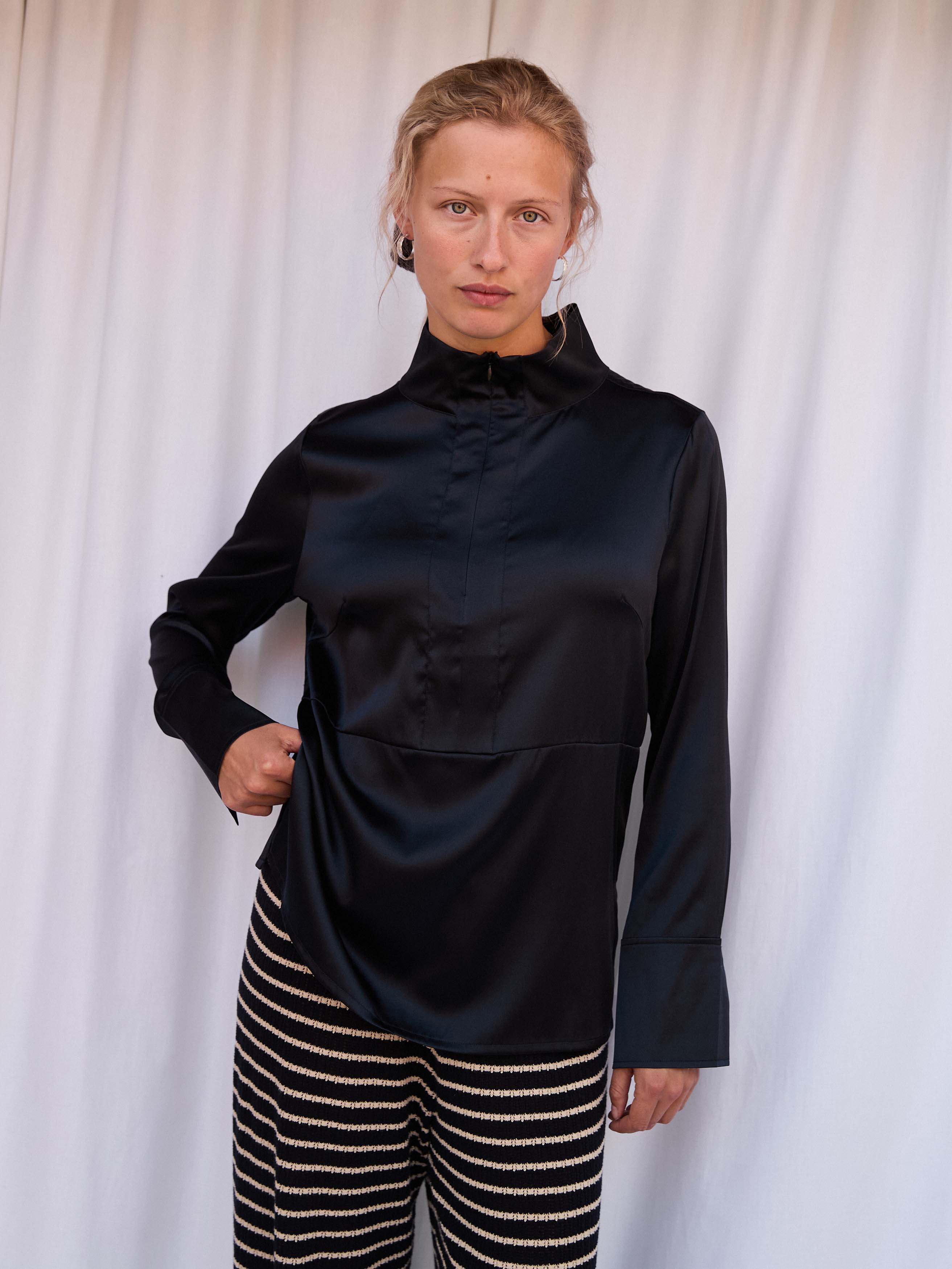 Ylva Silk Black T-neck