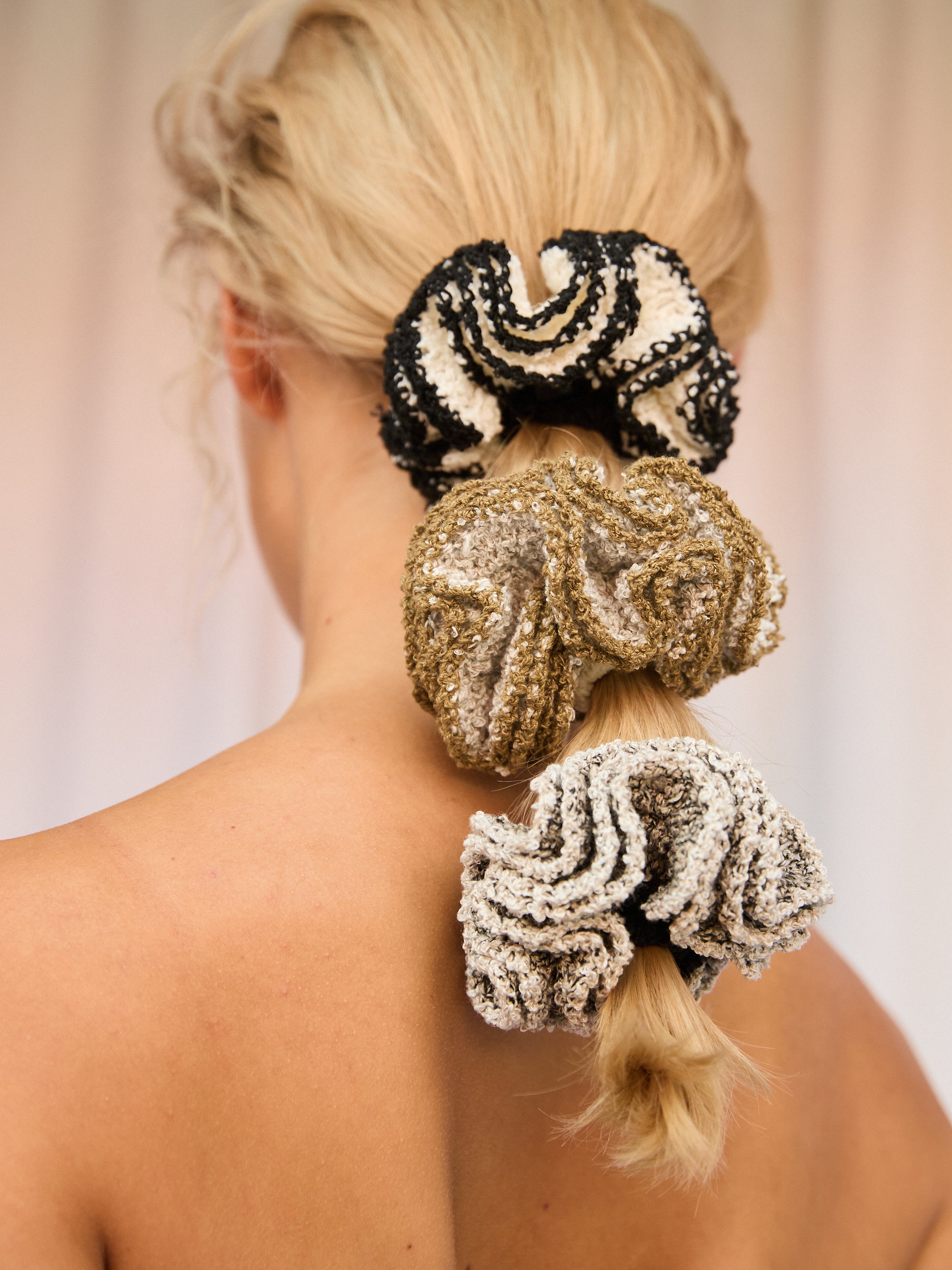Peony Large Scrunchie 05 / Black & Pearl White
