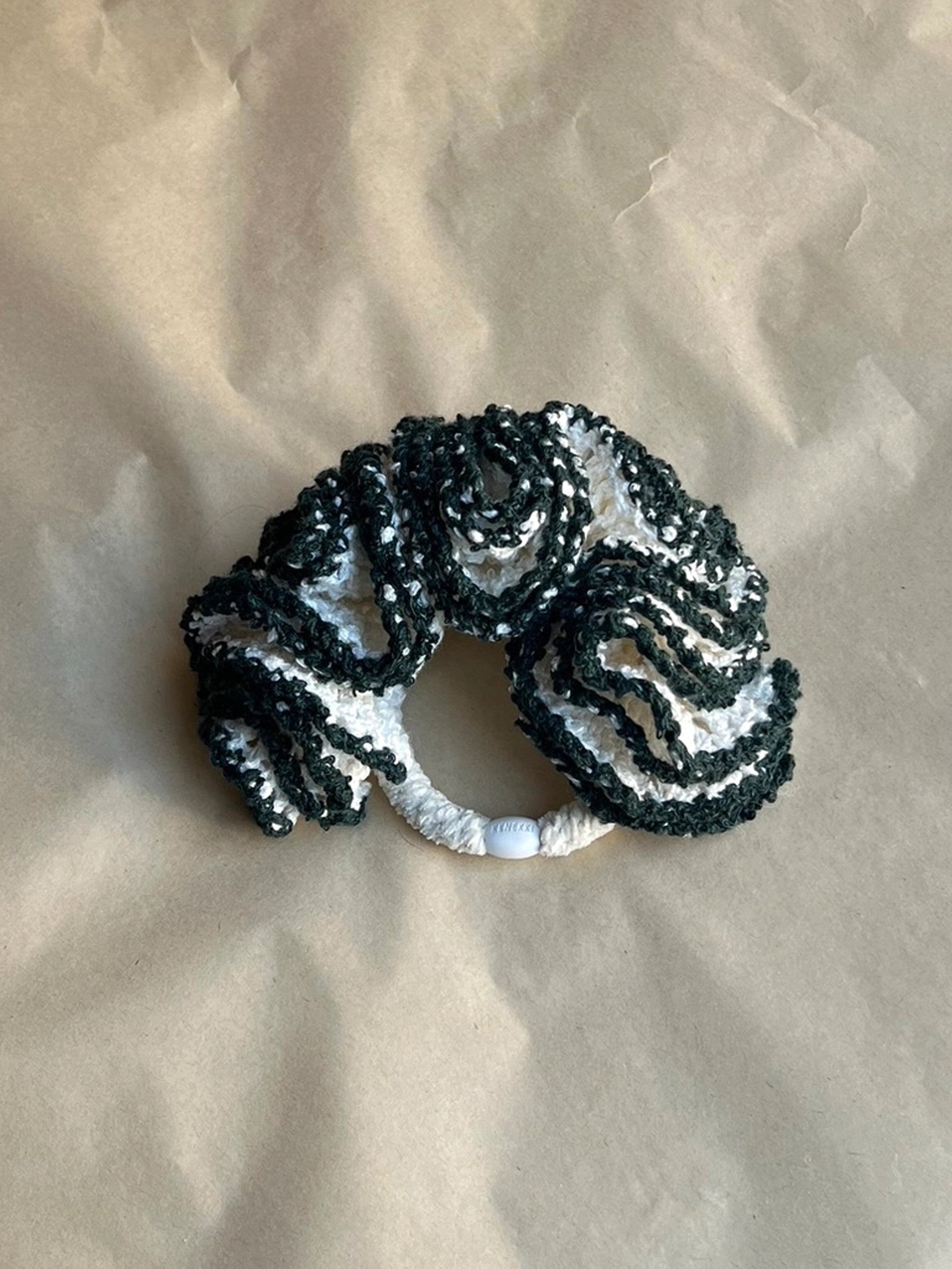 Peony Large Scrunchie 01 / Pearl White & Forest Green