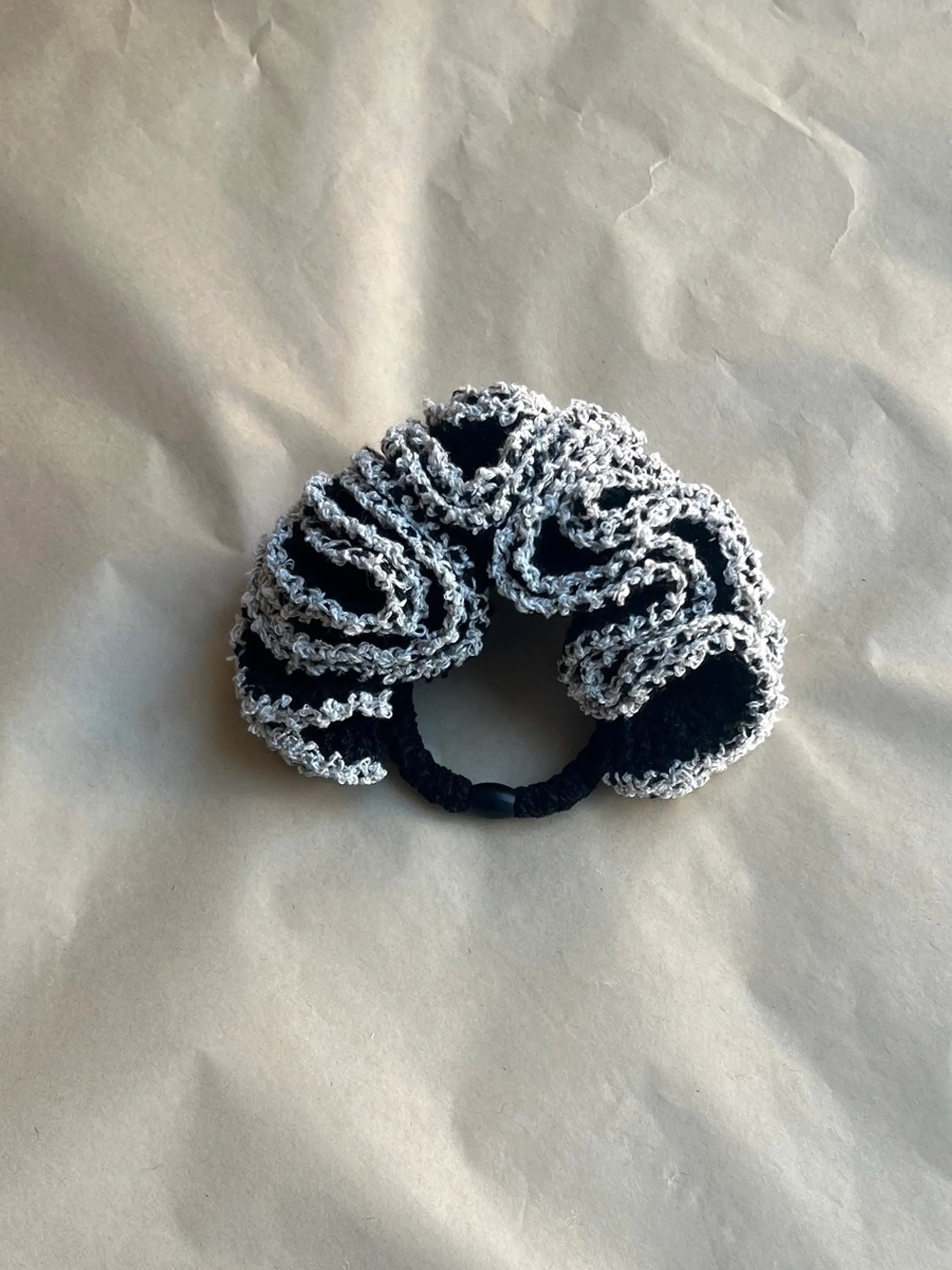 Peony Large Scrunchie 05 / Black & Pearl White